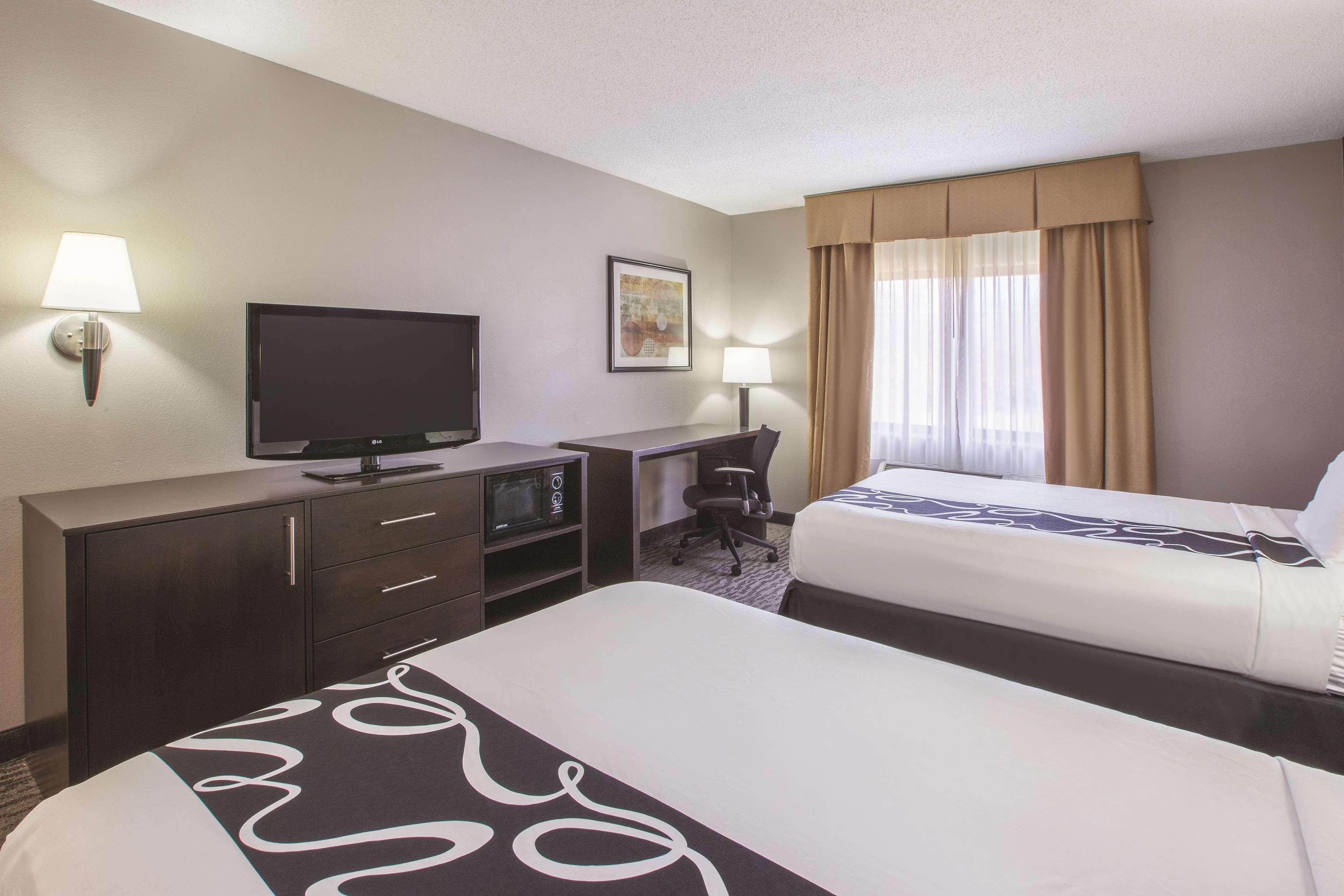 La Quinta By Wyndham Erie Hotel Exterior photo
