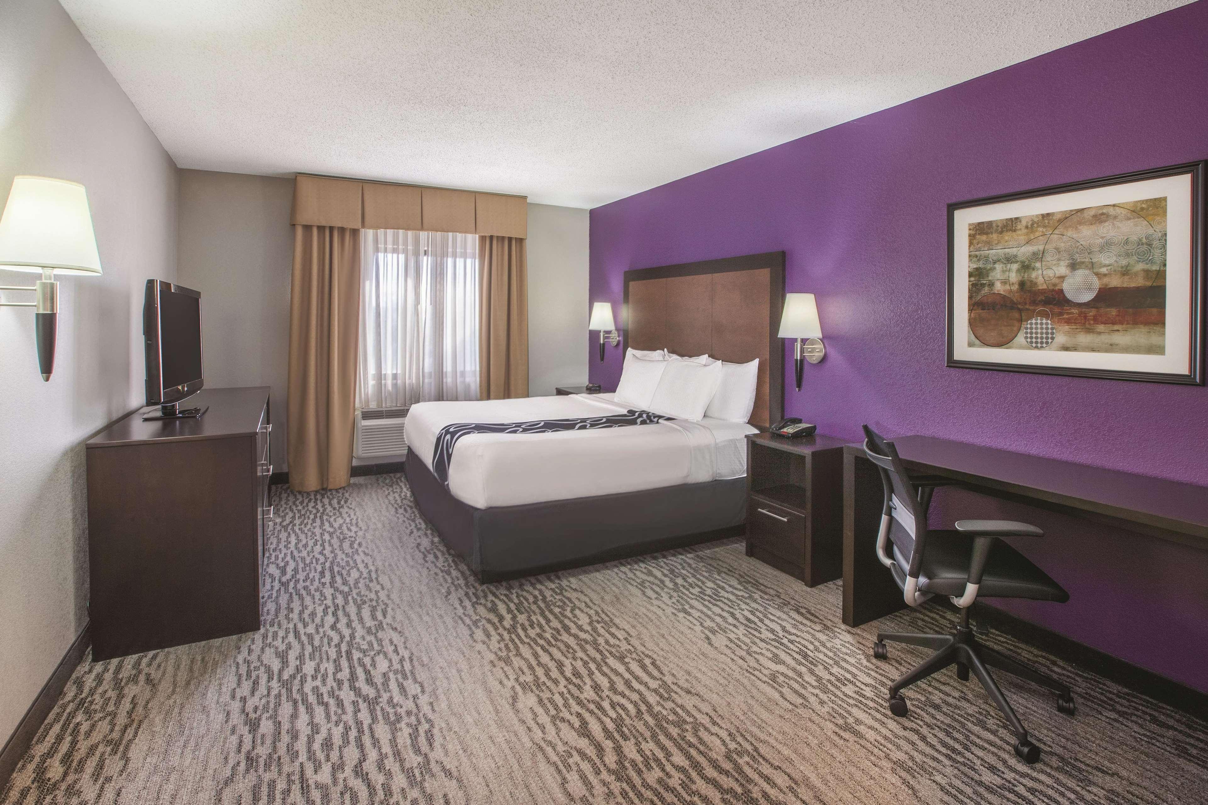 La Quinta By Wyndham Erie Hotel Exterior photo