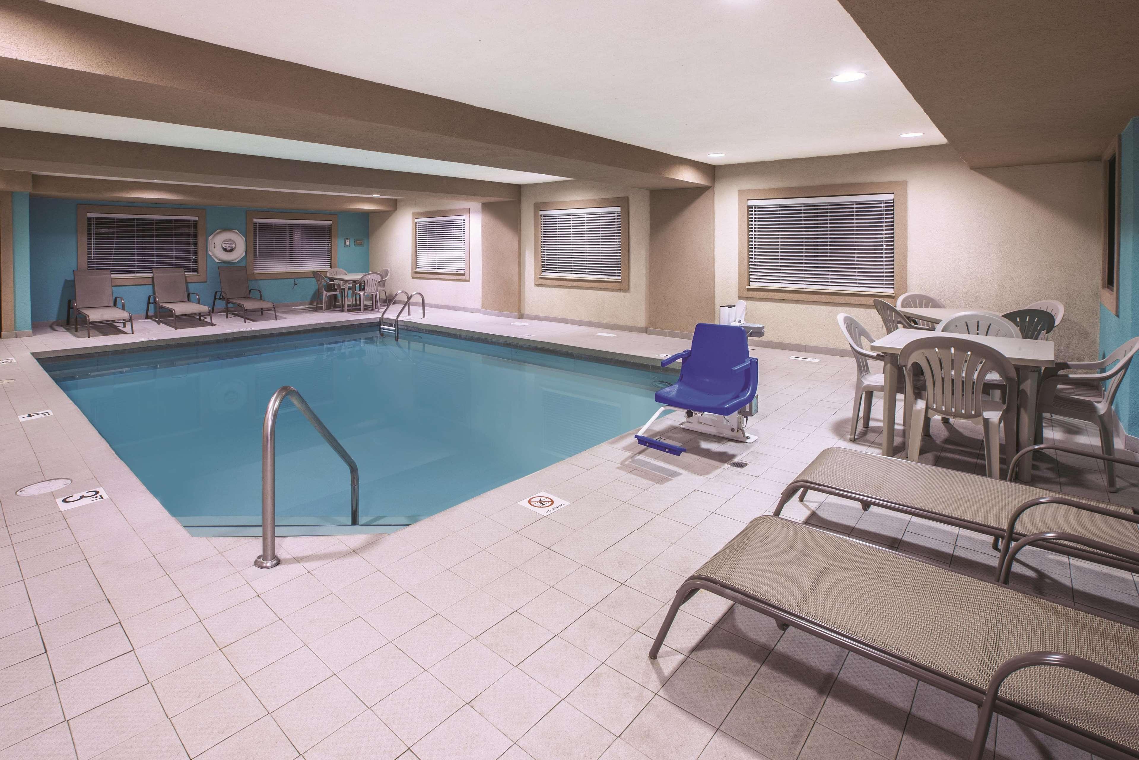 La Quinta By Wyndham Erie Hotel Exterior photo