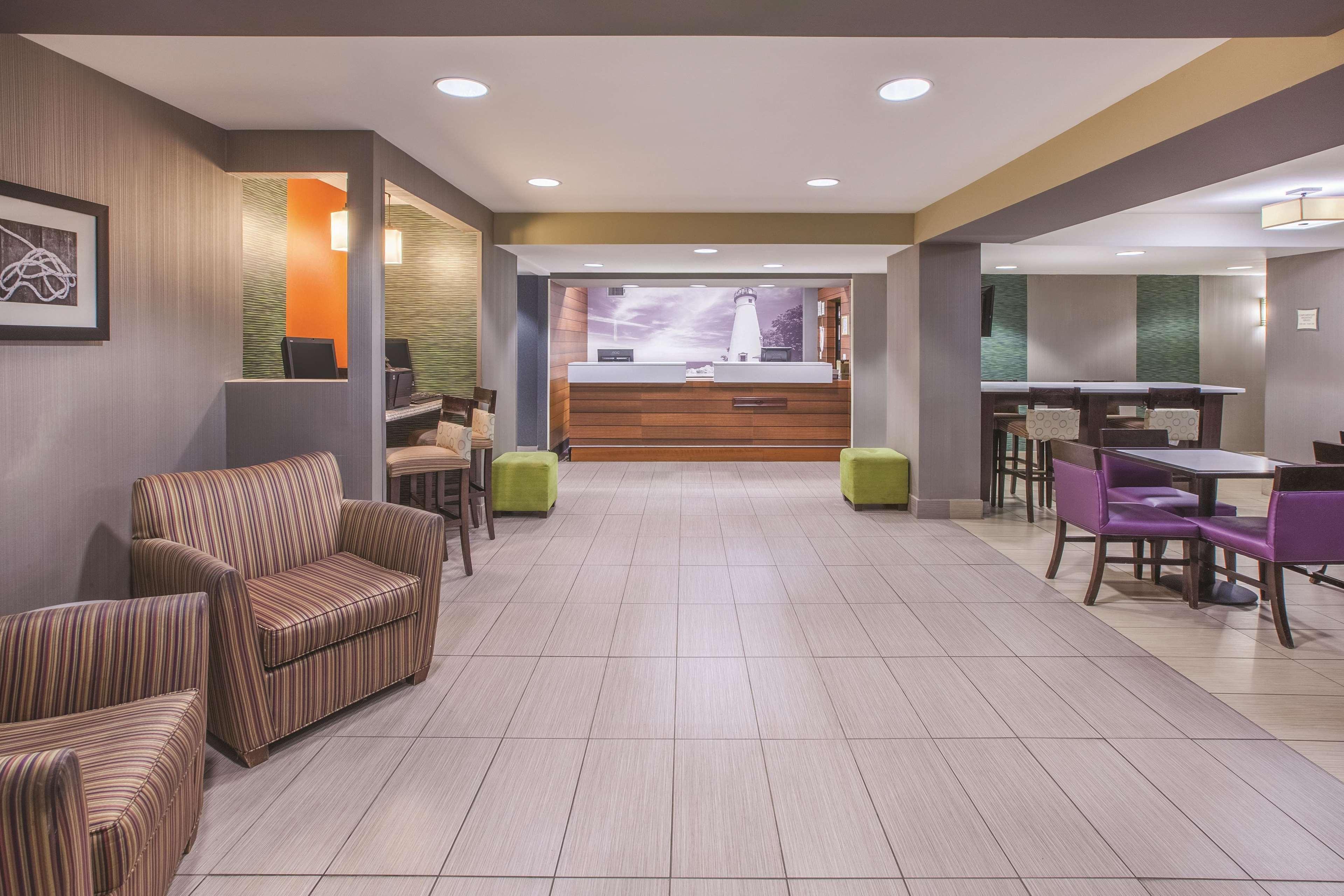 La Quinta By Wyndham Erie Hotel Exterior photo