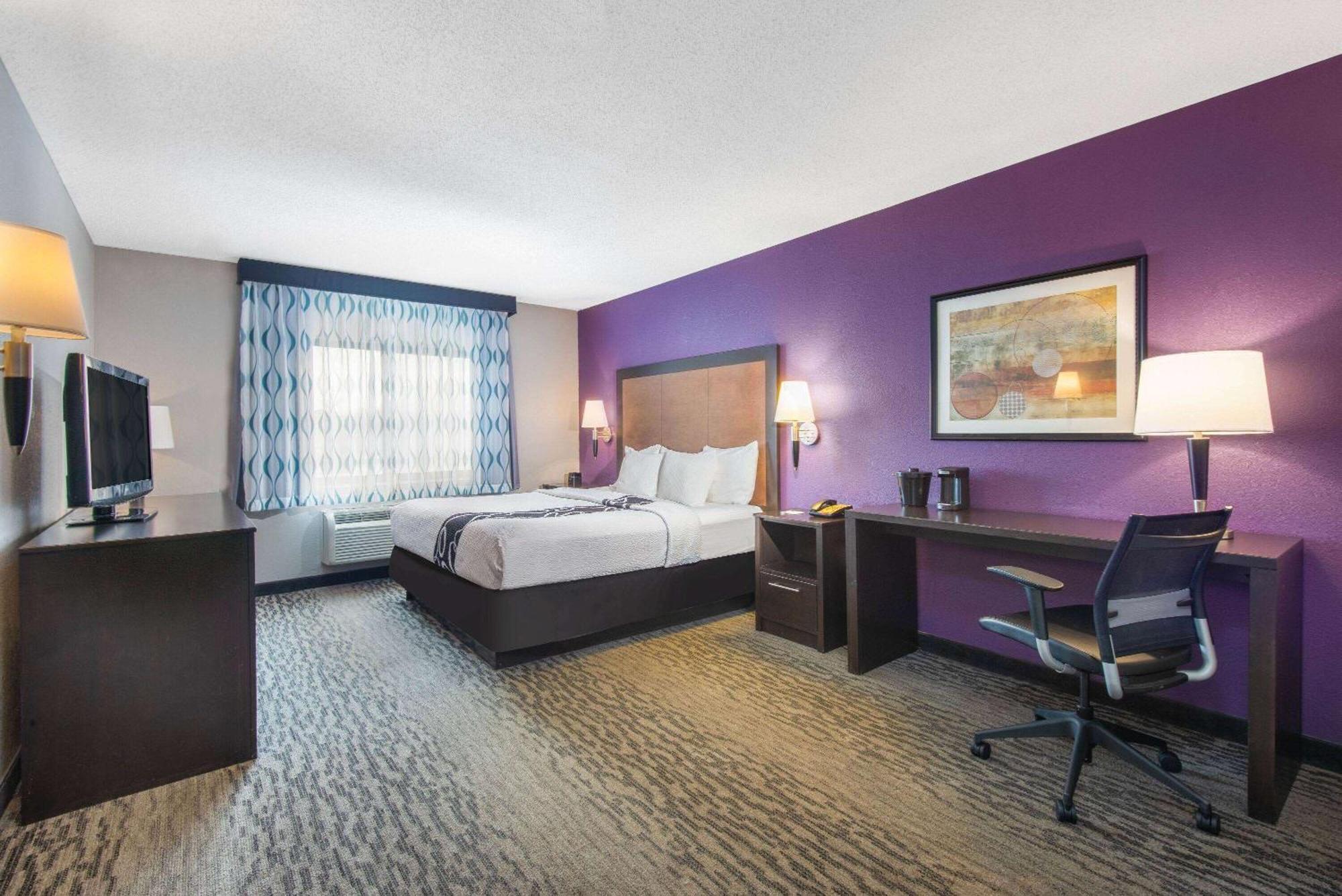 La Quinta By Wyndham Erie Hotel Exterior photo