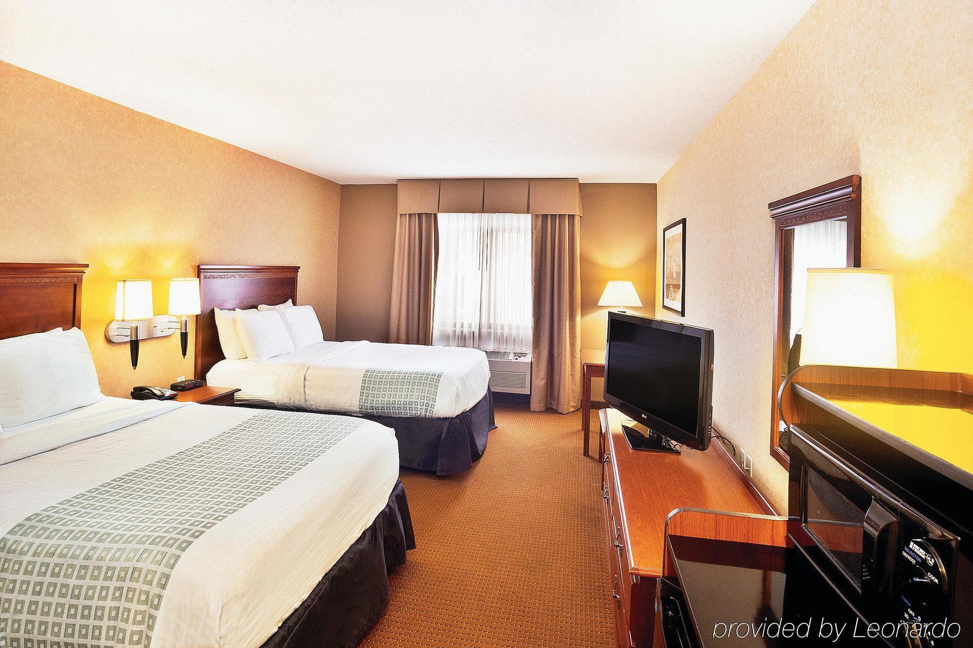 La Quinta By Wyndham Erie Hotel Exterior photo