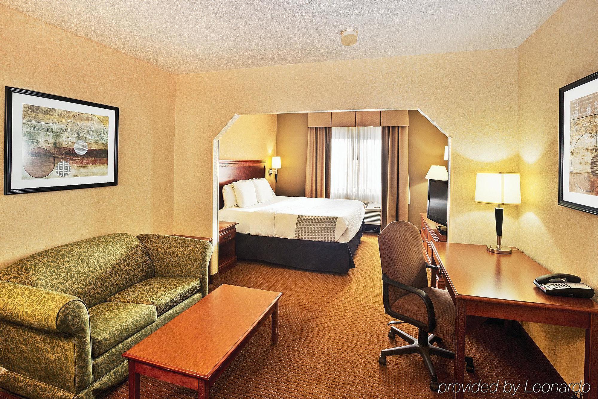 La Quinta By Wyndham Erie Hotel Exterior photo