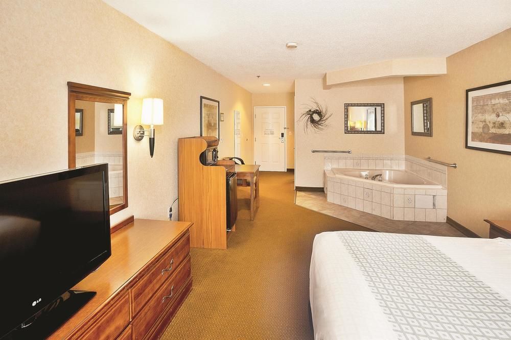 La Quinta By Wyndham Erie Hotel Exterior photo